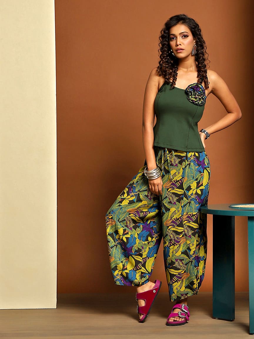 Chic Cami with Criss-Cross Straps – Effortless Style and Flair